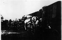 La liquidation du ghetto de Zelechow : la montée dans les trains vers Treblinka.