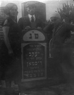 Autour de la tombe de Yenkel Ryfman, son épouse Shosha et deux de ses enfants, Mirla et Aron (photo prise avant la guerre).