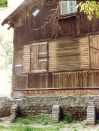 Une maison encore en bois dans la rue Slowackiego, en 1989.