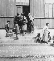 Des femmes et des enfants devant la cuisine collective financée par le Joint en 1940.